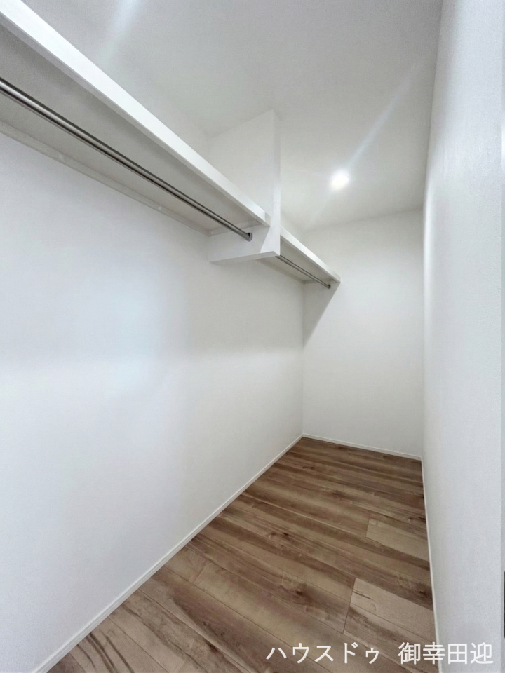 ■8帖洋室WIC■衣類から小物まで一ヶ所に集約。整理整頓がしやすく、毎日のコーディネートが楽しくなるゆとりの収納です。