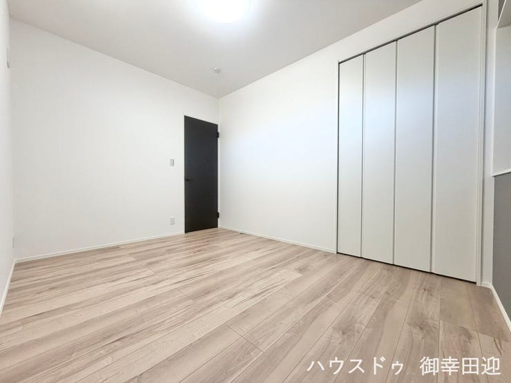 ■6帖洋室①■寝室、書斎、趣味の部屋。家族の成長やライフスタイルに合わせ、様々な使い方ができる快適な空間です。