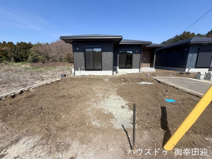 ■車と趣味の幅が広がる場所■単なる駐車スペースではない、洗車やタイヤ交換、DIYにも使える多目的な屋外スペースです。【撮影日:2026年3月15日】