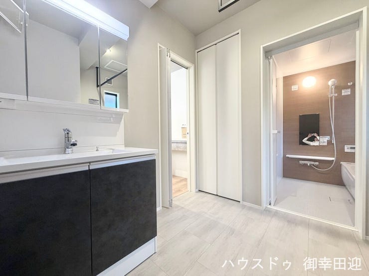 ■清々しいリフレッシュ空間■自分を磨き、気持ちを切り替える。心地よい光が差し込むプライベートスペース。