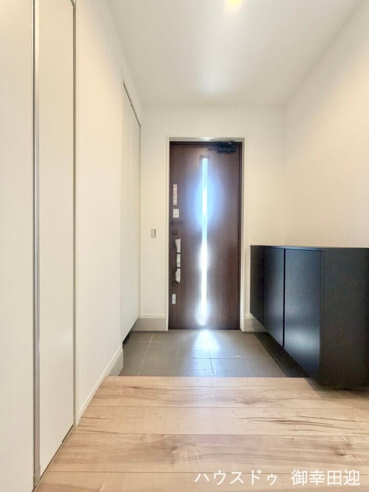 ■「ただいま」の安堵をくれる場所■訪れる人を迎え入れ、帰るたびにホッと一息つける、明るく機能的なエントランス。