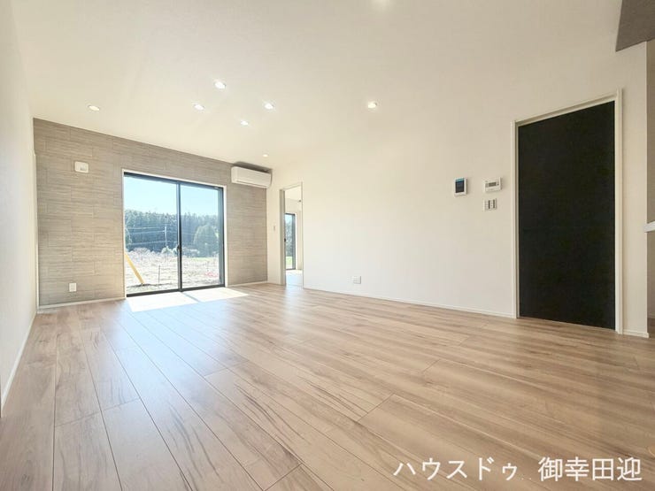 ■安らぎと笑顔の中心地■陽光が優しく降り注ぎ、会話が自然と弾む。ここでは、毎日が特別な時間へと変わります。