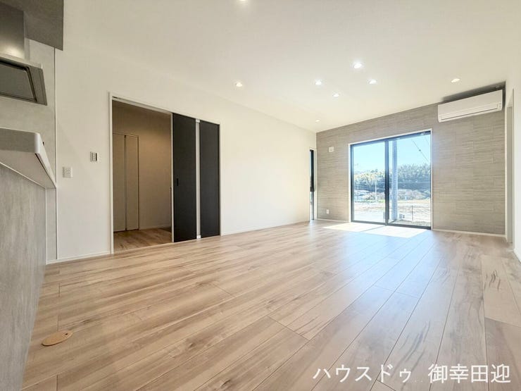 ■安らぎと笑顔の中心地■陽光が優しく降り注ぎ、会話が自然と弾む。ここでは、毎日が特別な時間へと変わります。