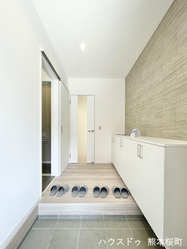 ■「しまう」が叶える美しい玄関■大容量のシューズボックスがあることでいつも整理された、気持ちの良い「家の顔」を保てます。