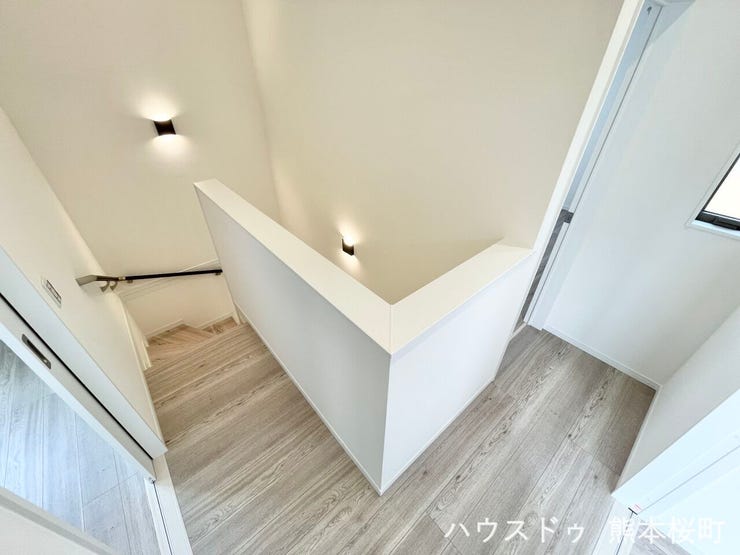 ■暮らしを繋ぐ、明るい動線■採光窓から光が差し込み、足元を優しく照らす。安全で快適な、家族の生活を支える縦の繋がりです。