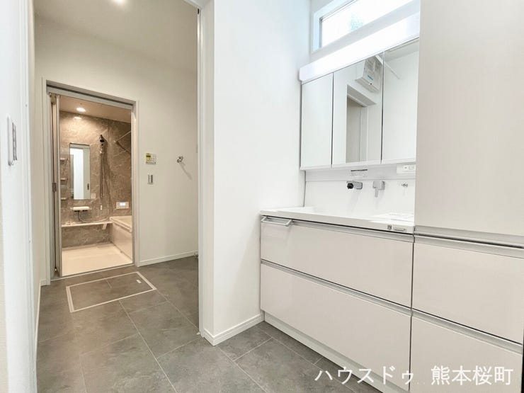 ■清々しいリフレッシュ空間■自分を磨き、気持ちを切り替える。心地よい光が差し込むプライベートスペース。