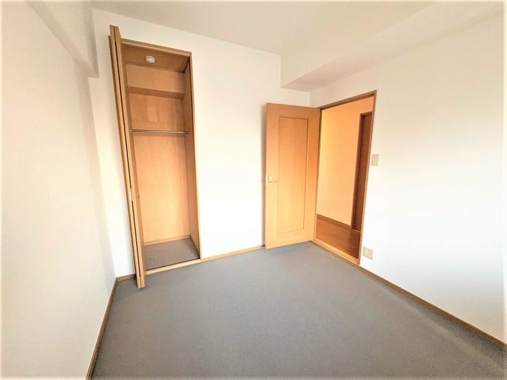 収納もあり、明るい洋室!