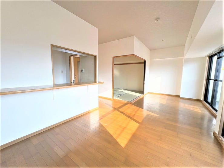 【リビング】
おしゃれなカウンターキッチンで、食事の配膳もしやすい!