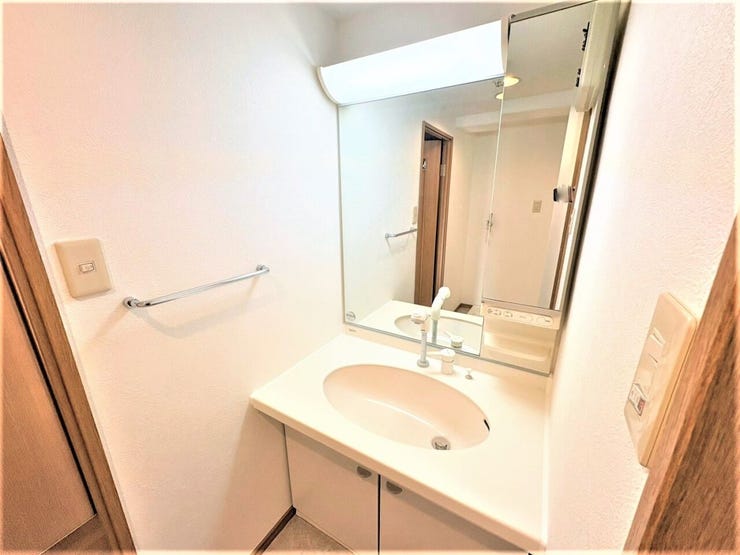 手元も明るく照らされる洗面台♪