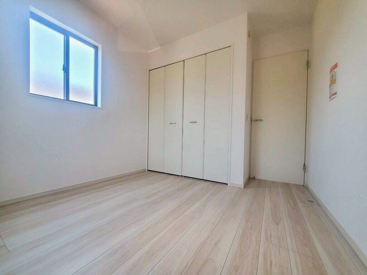 【Bedroom】ベッドとデスクを置いてもゆとりのある、使い勝手の良い広さの洋室です。