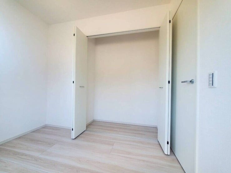 【Bedroom】クローゼット完備で収納力◎。家具の配置もしやすい機能的な洋室です。