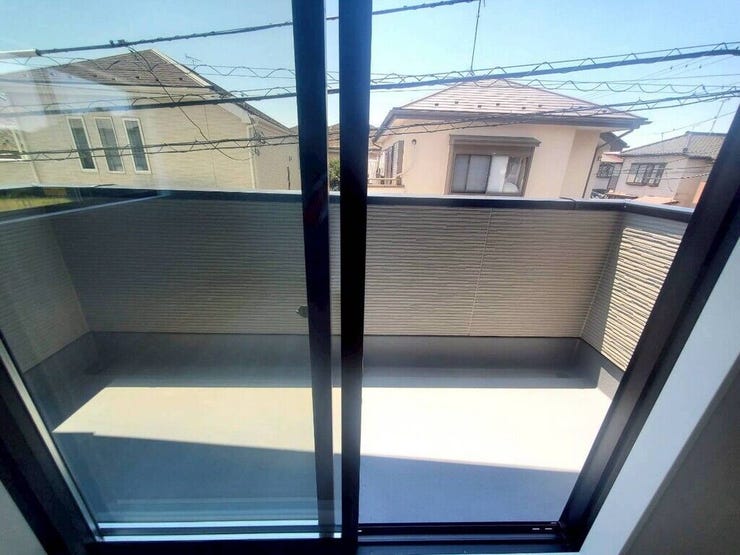 【Balcony】日当たりの良いバルコニーはお洗濯物がしっかり乾きやすく、毎日の家事にも重宝します。