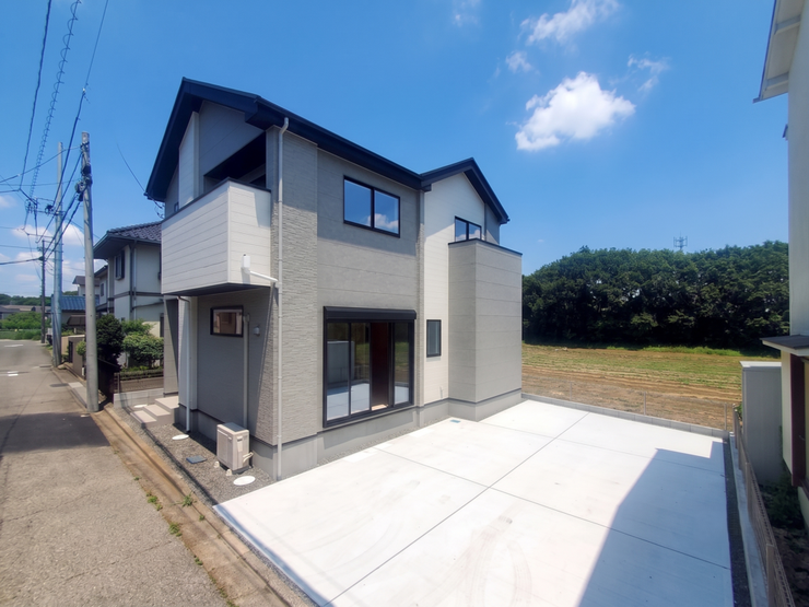 【Exterior】ゆとりのある駐車スペース付きで、車の出し入れもスムーズに行えます。