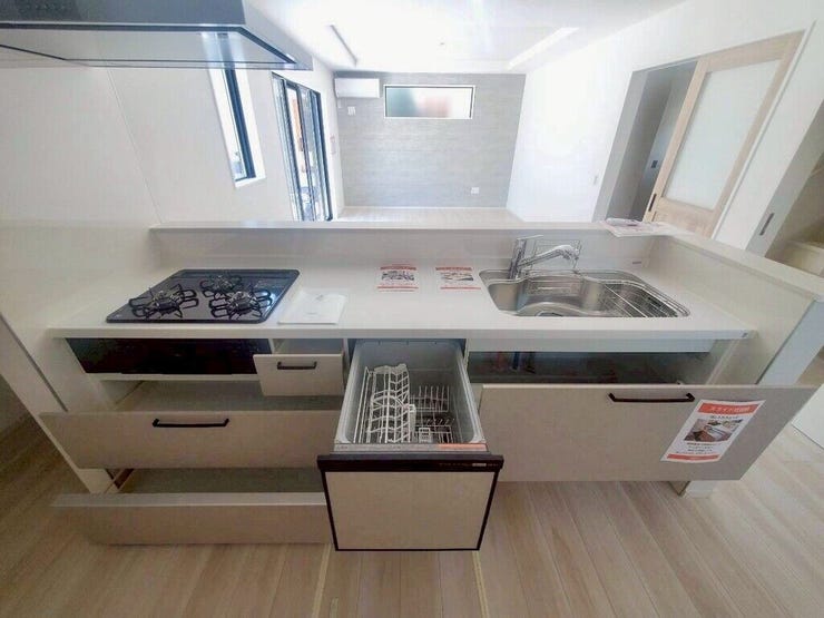 【kitchen】家事の時短に便利な食洗機付き。手洗い不要で毎日の負担を軽減します。