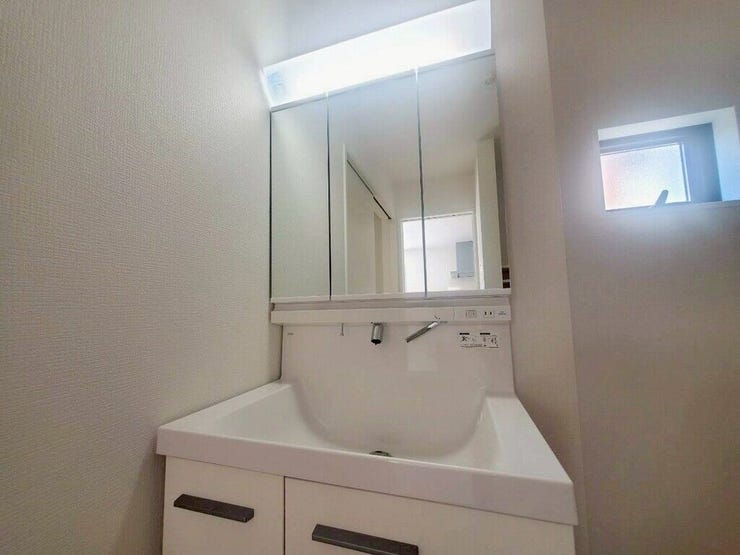 【Washroom】毎朝の準備がスムーズに。広めの洗面台と収納が使いやすい洗面所です。