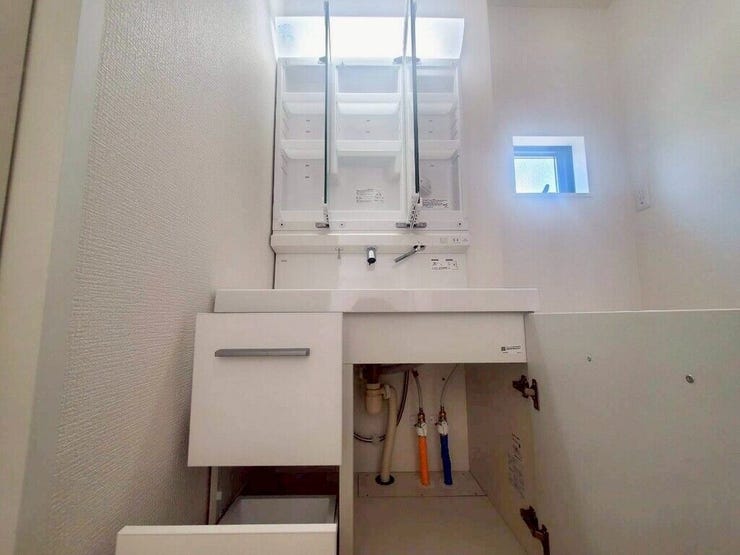 【Washroom】すっきりとしたデザインで、毎日の生活が快適に。収納も豊富な洗面所です。