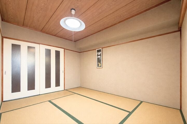 【6帖和室】
落ち着いた雰囲気の和室。
客間やくつろぎの空間として幅広く活用できます。