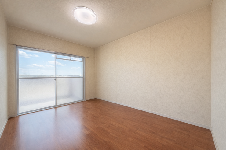 【洋室】
バルコニーに面したお部屋です。
お天気のいい日にはたっぷりと陽を取り込むことができ、
ベッドの上のお布団もふかふかになりそうですね。