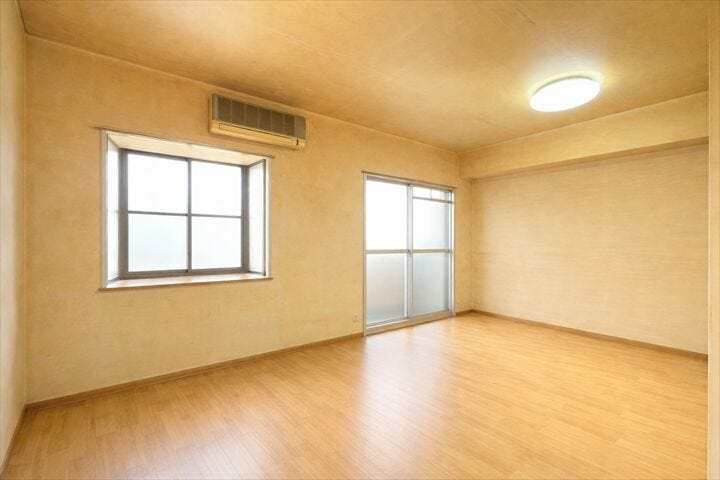 【西側洋室】
壁の色、照明や家具をこだわれば
ゆとりのある快適な自由空間づくりができます。