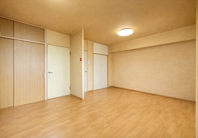 【西側洋室】
ベット、勉強机、ドレッサー、おしゃれな照明を設置して
居心地の良い空間にできそうです◎