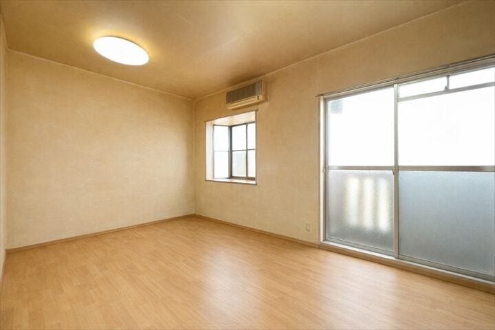 【西側洋室】
北向き部屋は柔らかな光が長時間続くので、
勉強やデスクワークなど落ち着いて作業したいという方には
向いているといえます。