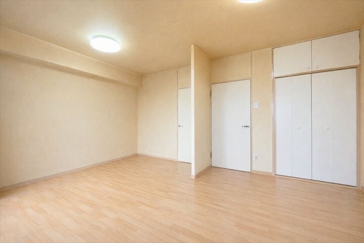 【西側洋室】
壁が白いのでプロジェクターを設置して映画やYouTubeなど楽しめます♪
部屋がおしゃれなシアタールームのように変身◎