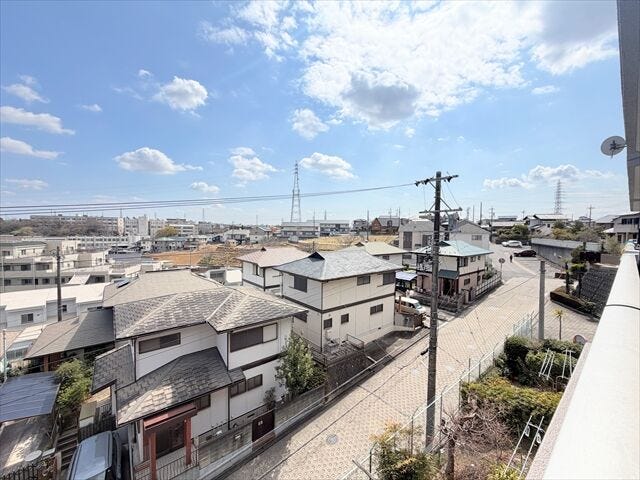 日差しを遮るオーニングやシェードなどを設置すれば夏場でも快適なスペースとなります。
設置することで、室内温度の上昇を抑えるとともに、エアコンなどの電気使用量を低減することにもつながりますね。