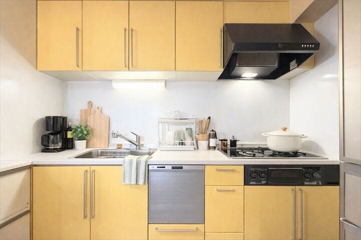 スタイリッシュなキッチンと広々空間。
明るさと使いやすさを兼ね備えた魅力のLDKです。