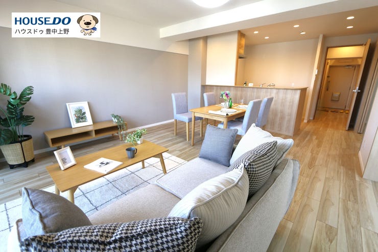 【外観】
【LDK】
リノベーション済みで清潔感ある室内♪バルコニーに面したLDKは明るく風通しも◎