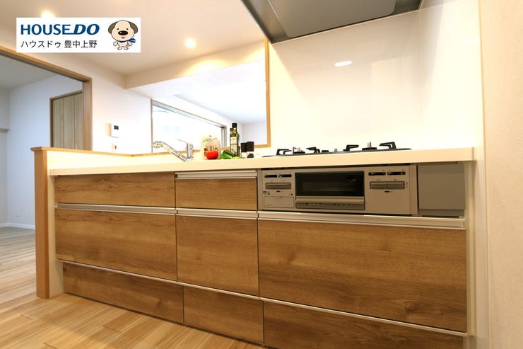 木目調がオシャレなシステムキッチン!三口コンロ完備♪キッチン後ろも広く、食器棚や冷蔵庫を置いても圧迫感がございません。