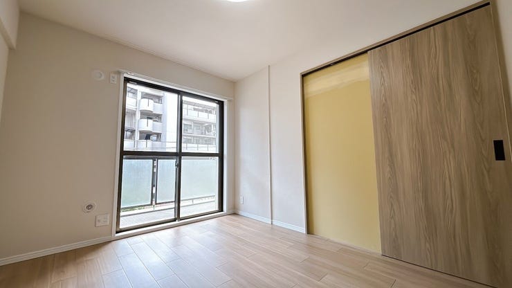 日当り良好の洋室!
明るい空間となっております。