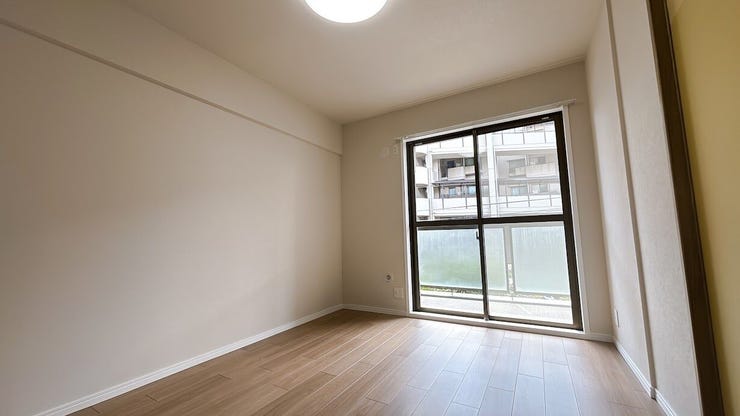 大きな窓から朝日が差し込み、目覚めのよい1日が迎えられそうです◎