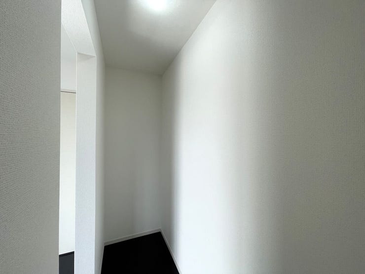 ◇ウォークインクローゼット◇
季節物のお洋服などしっかり収納できます♪旅行鞄などかさばる収納もすっきり片付きますね♪