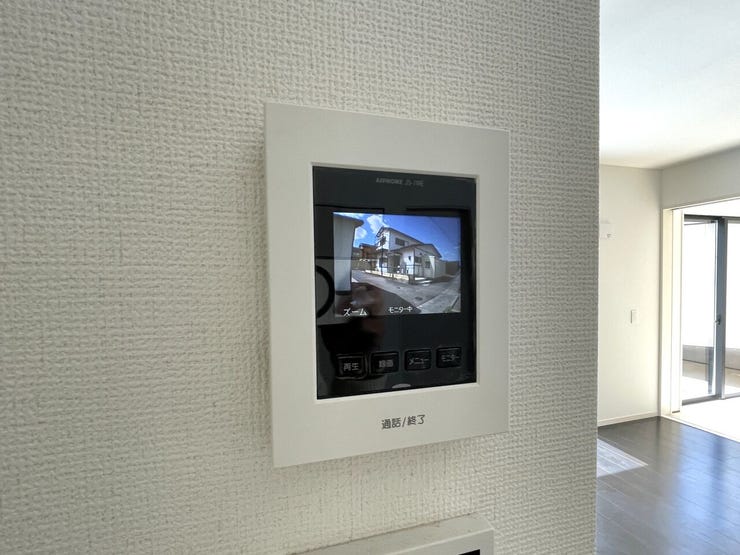 ○カラーモニター付インターホン○
不在時の訪問は自動で録画されます。
訪問者の顔が確認できるのでお子様の留守番にも安心です♪