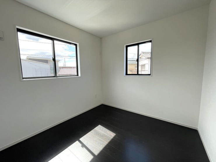 ◇洋室4.5帖◇
2面採光のお部屋は明るく風通しが良いです♪
収納もしっかり出来ますよ!