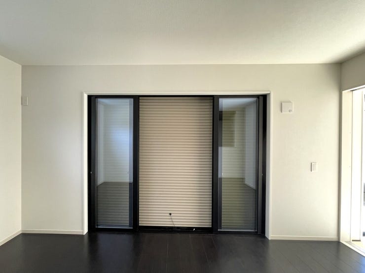 ○シャッター雨戸○
開閉に力が要らないシャッターを採用しています♪
外出時や旅行時の防犯、台風など雨風の強い日にも安心ですね♪