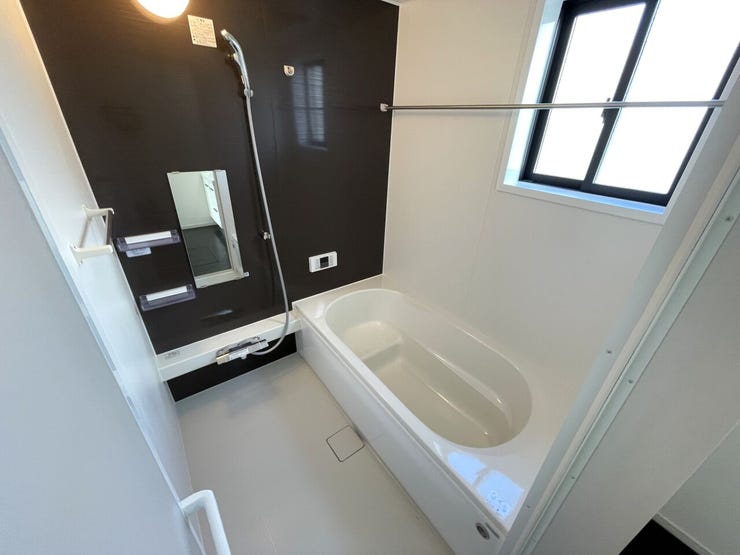 ◇浴室◇
一坪サイズの浴室で足が伸ばせて快適です♪
浴室暖房乾燥機付で、雨の日でも洗濯物が乾かせます♪