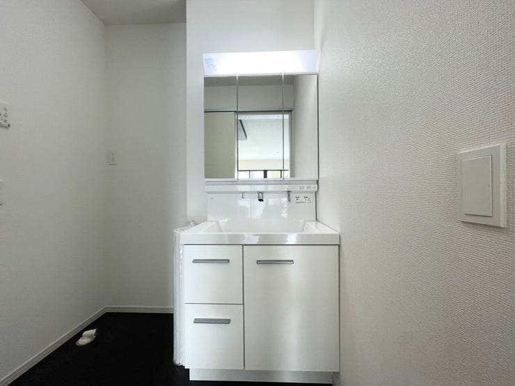 ◇洗面所◇
シャワー付き洗面化粧台♪
三面鏡付で朝の身支度もラクラクです♪