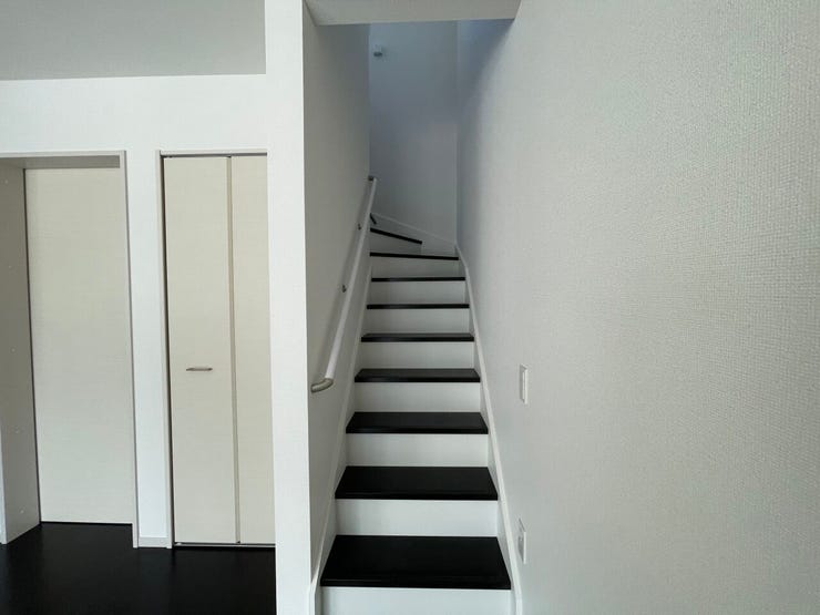 ◇リビング階段◇
ご家族と自然と顔を合わせられるリビング階段仕様♪