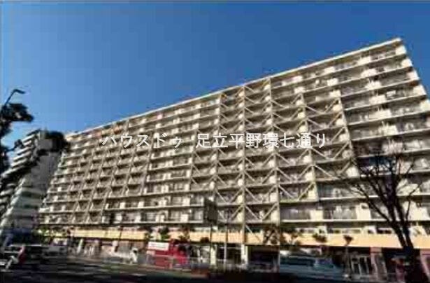 【外観】
大規模マンションならではの存在感ある外観。管理体制も良好で安心してお住まいいただけます。