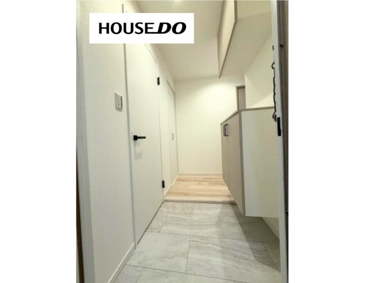 玄関まわりは明るくすっきりとした印象。帰宅した瞬間から気持ちよく、新生活を始められそうな空間です。