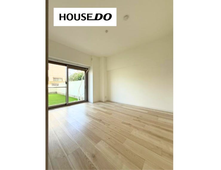 掃き出し窓から光が入る明るいダイニング。お庭とのつながりも感じられ、開放感のある毎日を過ごせそうです。