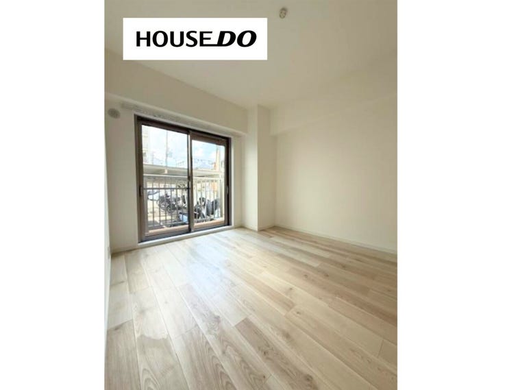 掃き出し窓から光が入る明るい洋室。お庭とのつながりも感じられ、開放感のある毎日を過ごせそうです。