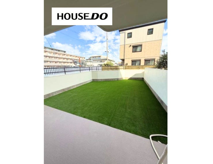 掃き出し窓から光が入る明るい洋室。お庭とのつながりも感じられ、開放感のある毎日を過ごせそうです。