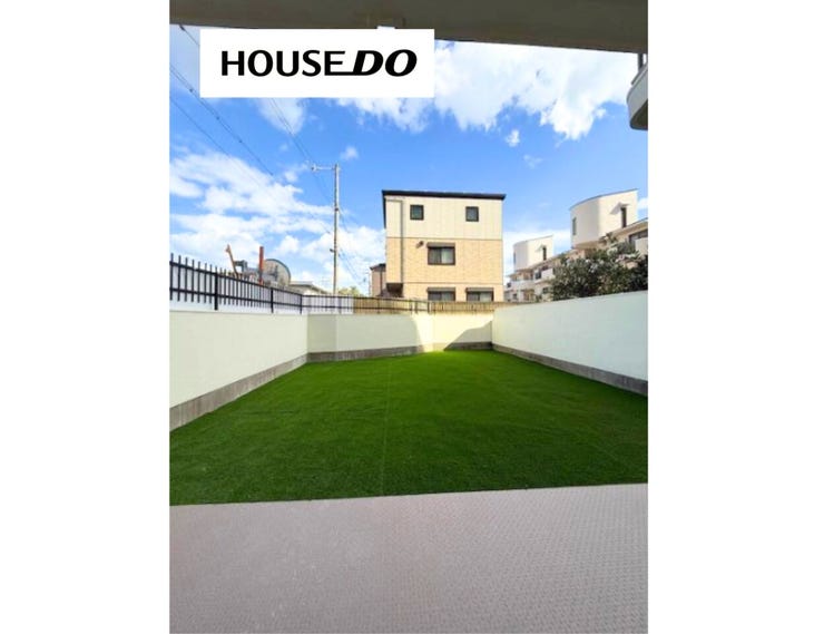 青空の下でゆったり過ごせる専用庭。休日に外の空気を感じながら、気分転換できる贅沢な空間です。