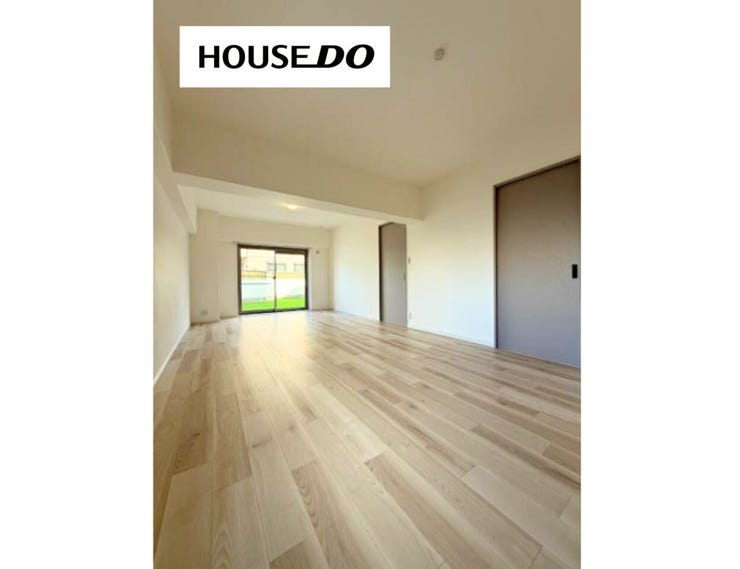 掃き出し窓から光が入る明るいリビング。お庭とのつながりも感じられ、開放感のある毎日を過ごせそうです。