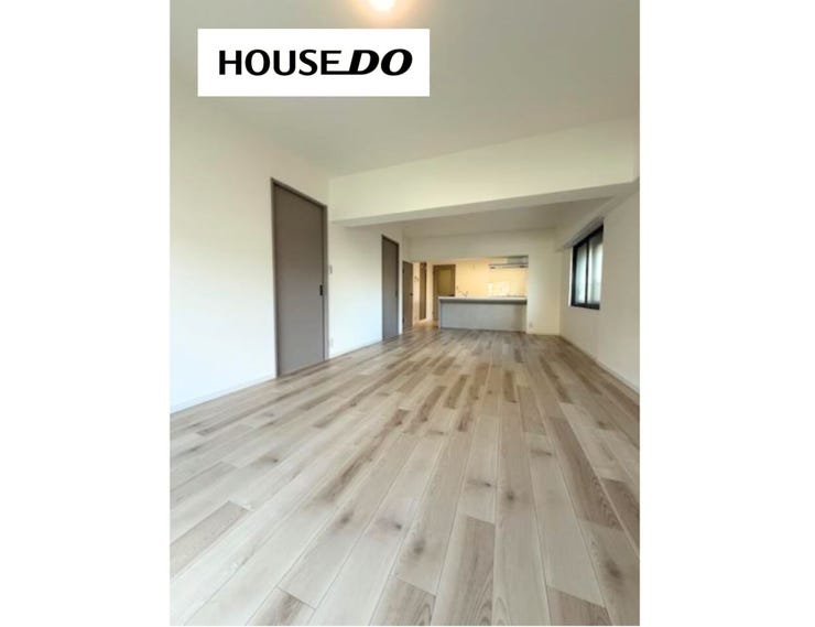 ゆったり広がるLDK22帖は、家具を置いても圧迫感が出にくい広さ。ご家族でくつろぐ時間も、お客様を迎える時間も心地よく過ごせます。