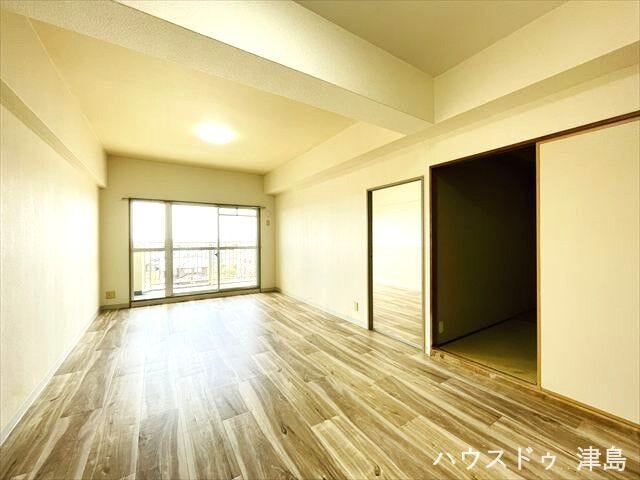 キッチン側から見たリビング。6帖洋室と5.9帖和室と隣接し、家族を自然と感じられます。