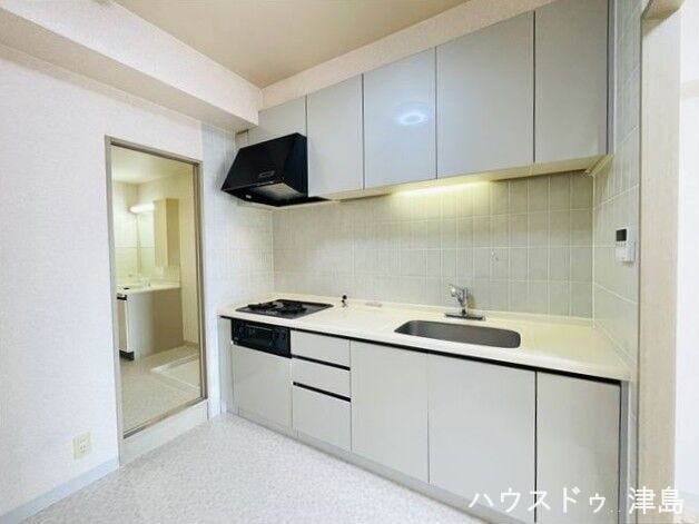 壁付けのため、集中してお料理ができます。キッチン奥に洗面室・浴室を配置した家事動線に優れた間取り。