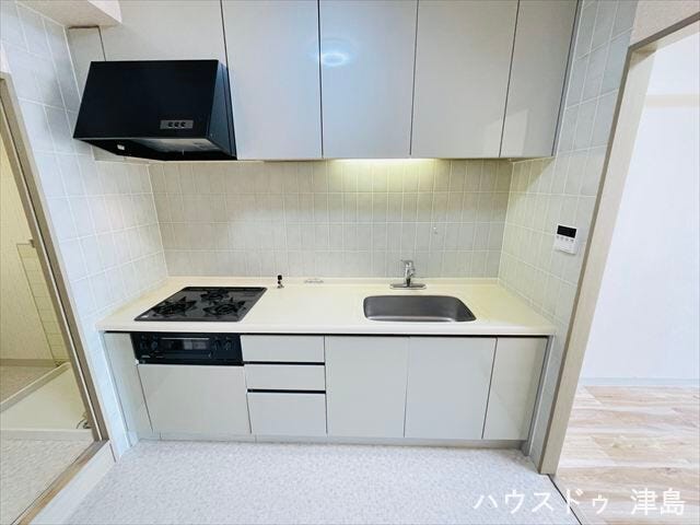 三口ガスコンロとグリルを備え、複数調理が同時にできるため毎日の料理もスムーズに。吊戸棚付きで収納豊富。